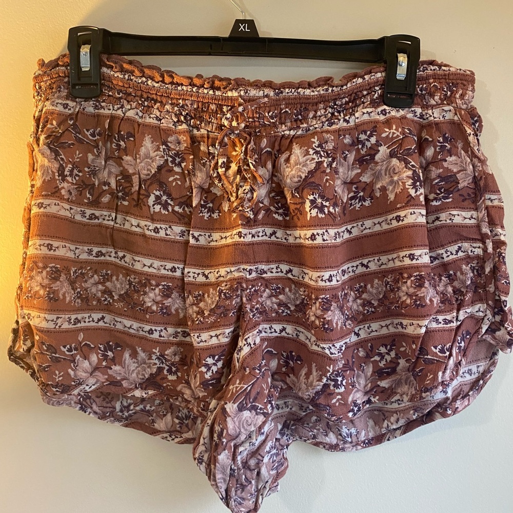 Gently worn. Floral printed lightweight shorts.